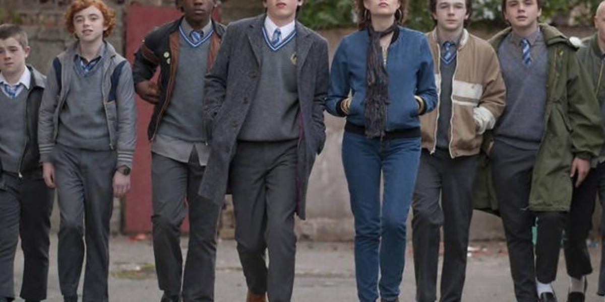 A Sing Street-banda lendületben. Középen a főszereplő Ferdia Walsh-Peelo, mellette a szépséges modell Lucy Boynton FORRÁS: VERTI