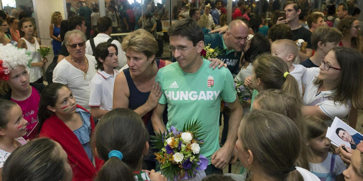 A riói nyári olimpiáról hazatérő Imre Géza vívót köszöntik a szurkolók Ferihegyen. MTI Fotó: Máthé Zoltán