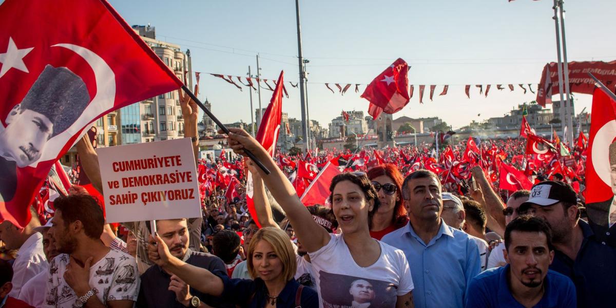 Tüntetés a demokráciáért, az Atatürk által létrehozott modern Törökországért FOTÓ: GETTYIMAGES/CHRIS MCGRATH