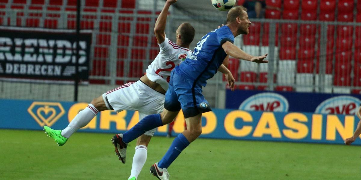 Harcos játék és jó futball kellhet ahhoz, hogy ne maradjanak üresen a székek FOTÓ: MTI/VAJDA JÁNOS