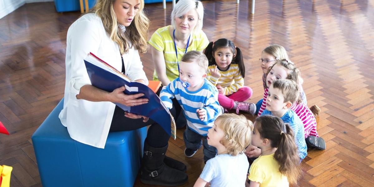 Legyen a gyerek mellett egy felnőtt, akivel megbeszélheti a kialakult kérdéseket FOTÓ: EUROPRESS/THINKSTOCK
