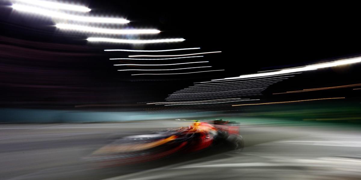 Verstappen kocsijának elmosódott sziluettje. FOTÓ: Clive Mason/Getty Images