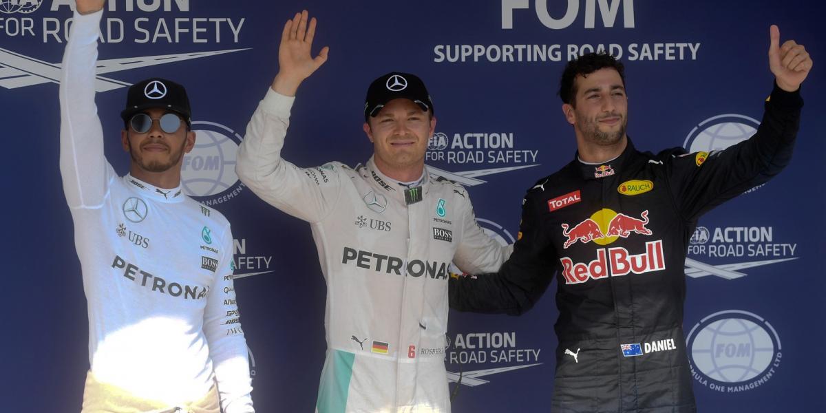 Az utóbbi hetek teljesítménye alapján Rosberg (középen) került a középpontba. Mellette Hamilton (balra) és Ricciardo FOTÓ: TÓTH 