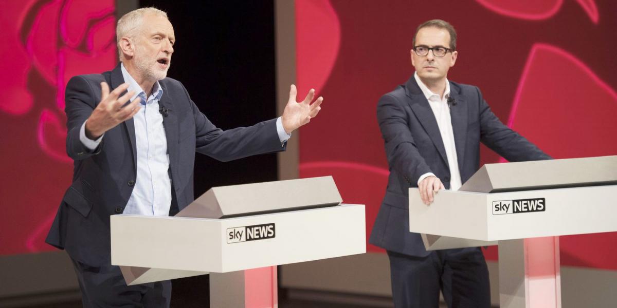 Jeremy Corbyn és Owen Smith a legutolsó tévévitán. A Labour-nak 106 helyen kellene fordítani - Fotó: Getty Images