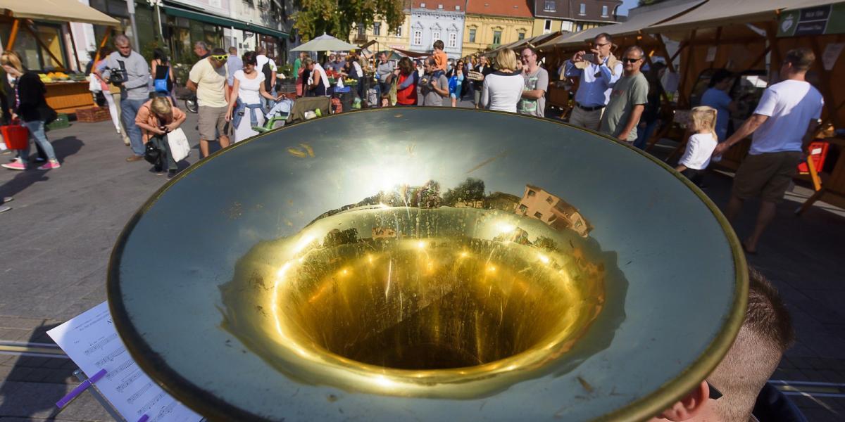 A Búza téri termelői piacon egy tuba együttes zenéjét is meghallgathatták az árusok és a vásárlók FOTÓK: HORVÁTH GÁBOR