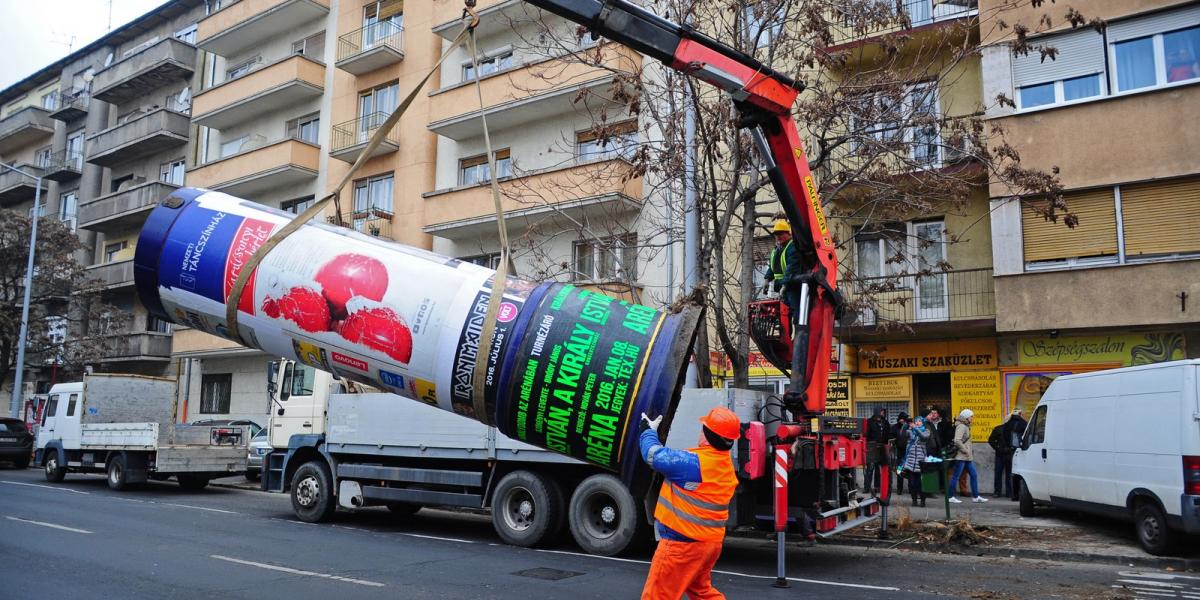 Simicska oszlopait január elején kezdték bontani a fővárosban. FOTÓ: Molnár Ádám/Népszava