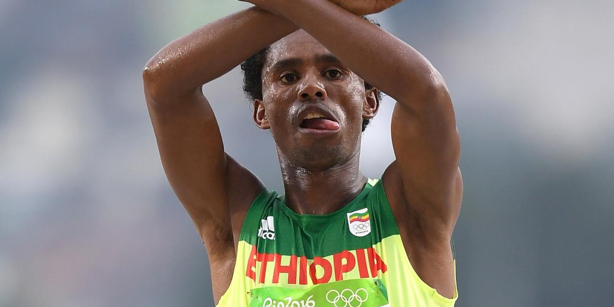 A hosszútávfutó Feyisa Lilesa e gesztusával hívta fel a figyelmet a hazájában tomboló erőszakra
FOTÓ: EUROPRESS/GETTY IMAGES/MAT