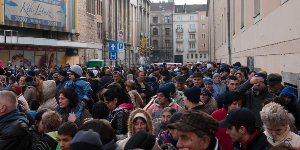 Tömeg egy két évvel ezelőtti ételosztáson a Blaha Lujza téren - Népszava fotó