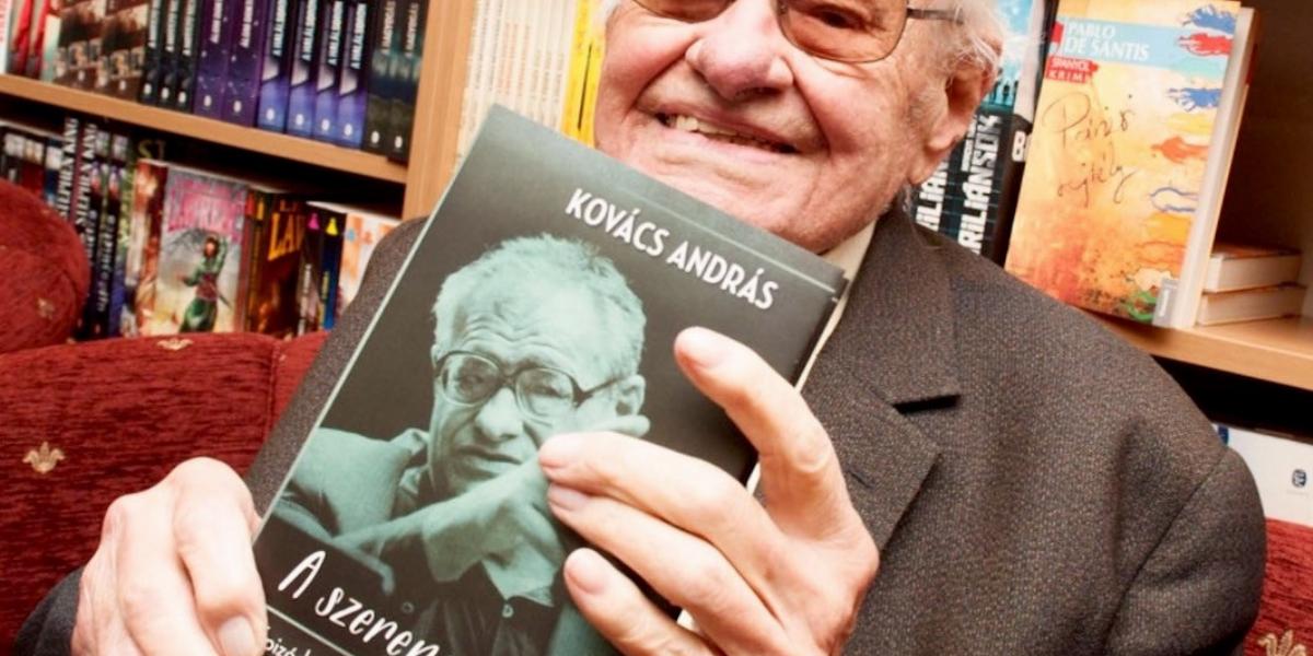 Kovács András most megjelent kötetével a tegnapi bemutatón FOTÓ: MOLNÁR ÁDÁM