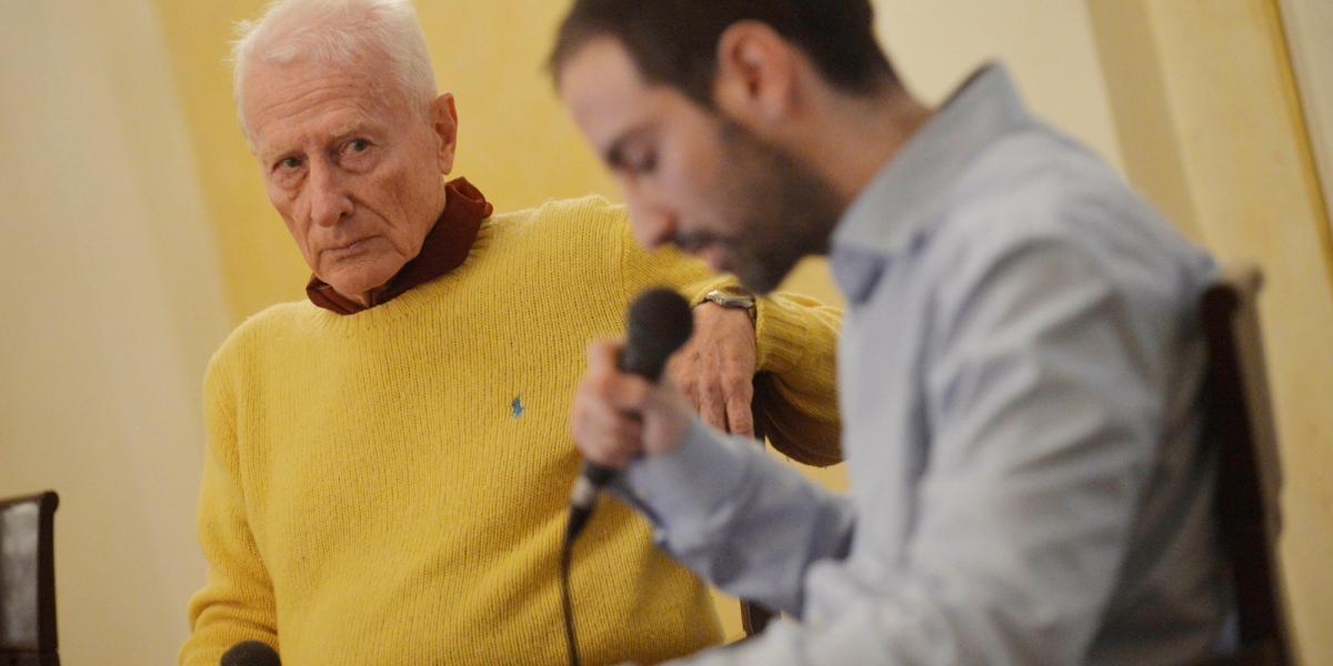 Ungváry Rudolf időnként a színpadra pattant, hogy válaszoljon a kérdésekre, elsőként Kósa Gergelynek felelt FOTÓ: TÓTH GERGŐ