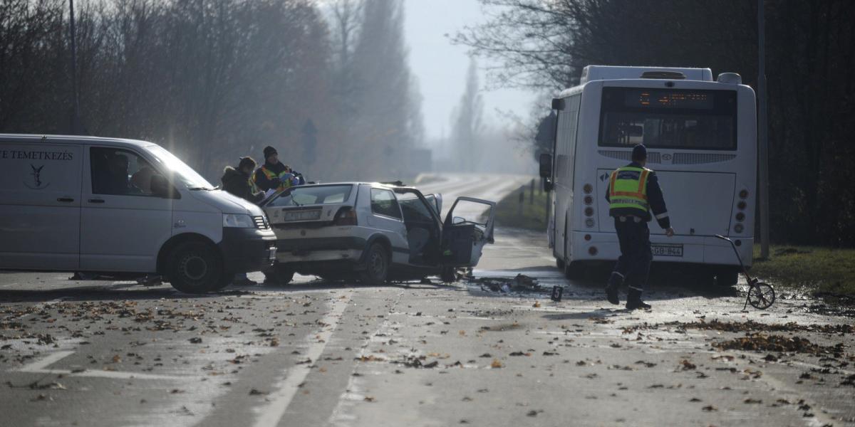 Az 1-es főúton a karambolban a személykocsi vezetője életét vesztette FOTÓ: MTI/MIHÁDÁK ZOLTÁN