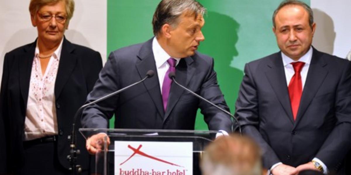 Németh Lászlóné (akkor nemzeti fejlesztési miniszter), Orbán Viktor és Zaid Naff a 2012. június 14-én a Buddha Bár megnyitóján
