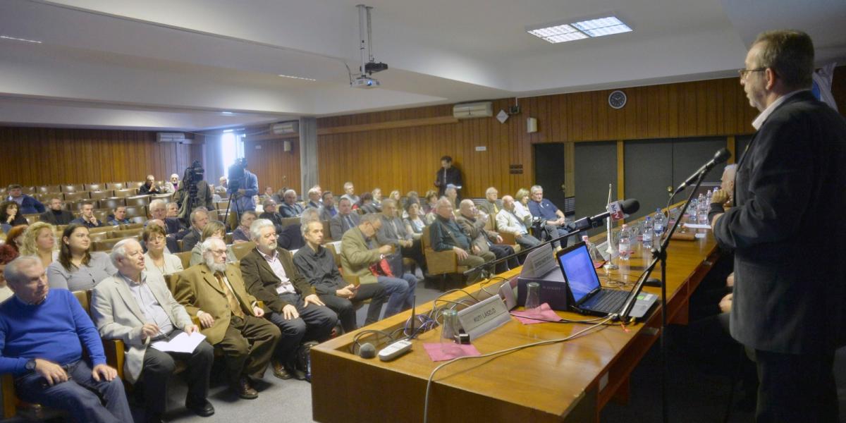 Elöl a szakszervezeti vezetők, mögöttük sok aktív és nyugdíjas újságíró volt kíváncsi a médiaelemzésekre FOTÓ: TÓTH GERGŐ