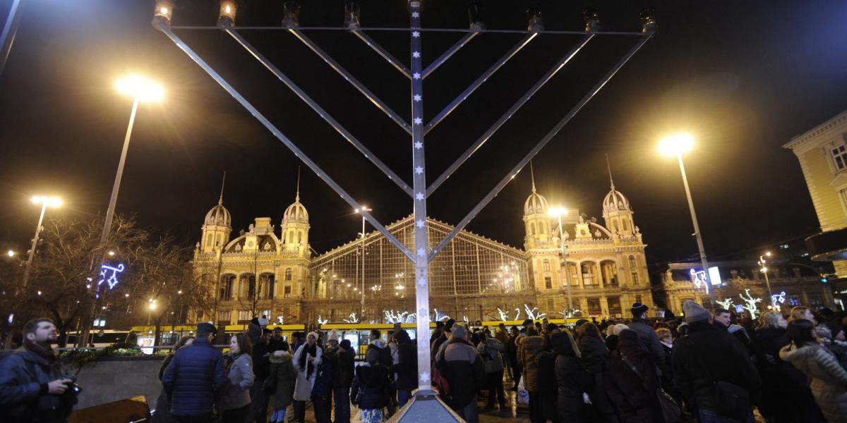 Hanuka-gyertya a budapesti Nyugati téren FOTÓ: MTI/DEMECS ZSOLT