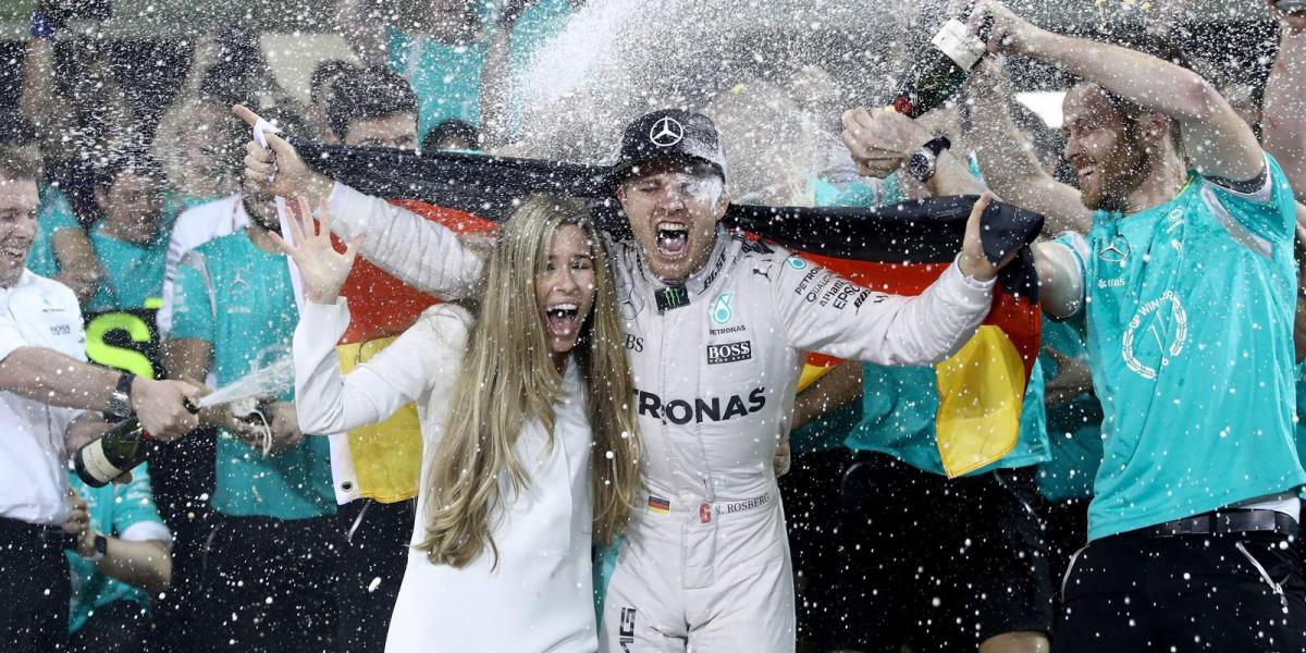 Nico Rosberg feleségével és csapatával ünnepelte pályafutása első Forma–1-es világbajnoki címét FOTÓ: EUROPRESS/GETTY IMAGES/LAR