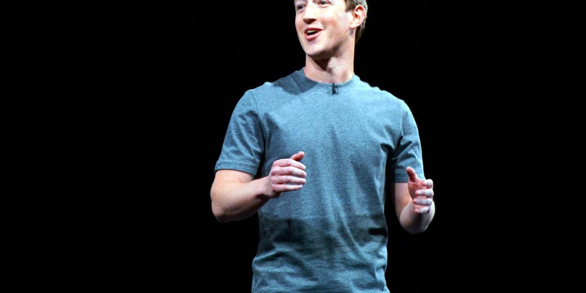 Mark Zuckerberg, a Facebook tulajdonosa november közepén ünnepélyesen hadat üzent az álhíreknek. Egyelőre nem sok sikerrel
FOTÓ: