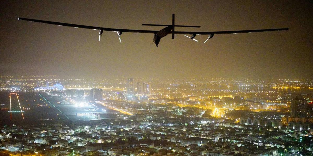 Július 26-án szállt le Abu-Dzabiban a Solar Impulse 2, ezzel véget ért az első kizárólag napenergiával hajtott repülőgép Föld kö