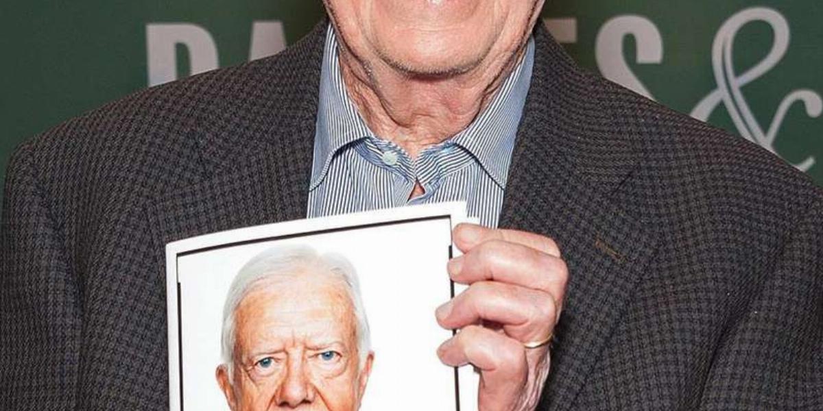 Jimmy Carter büszke legújabb könyvére FOTÓ: EUROPRESS/GETTY IMAGES/D. DIPASUPIL