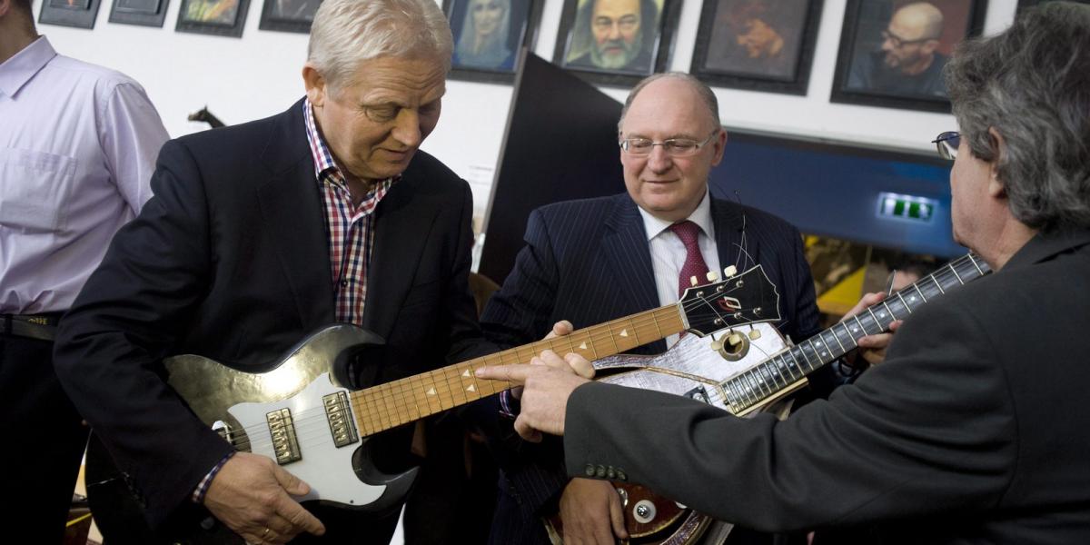 Tarlós István főpolgármester és Tóth József, a XIII. kerület polgármestere gitárokat próbálnak ki a Rockmúzeum megnyitóján az an