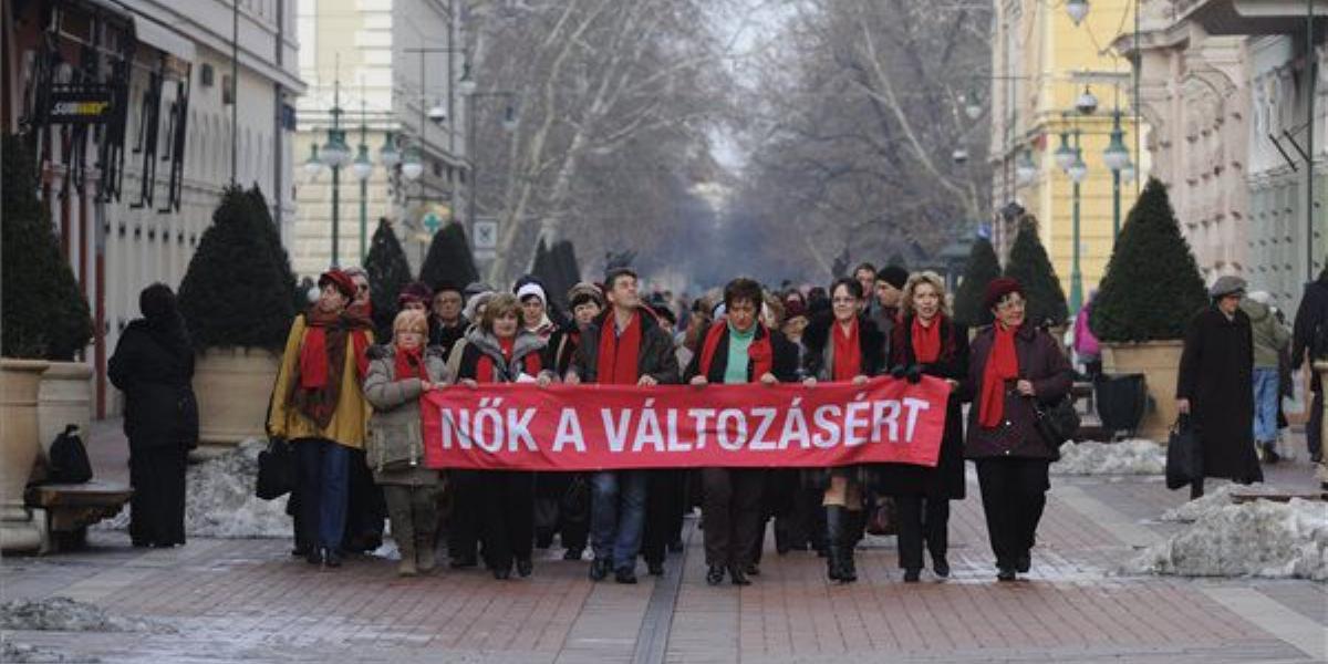 Az MSZP nőtagozatának tagjai és szimpatizánsai vonulnak a szervezet Nők a változásért elnevezésű mozgalmának vörös sálas akciójá