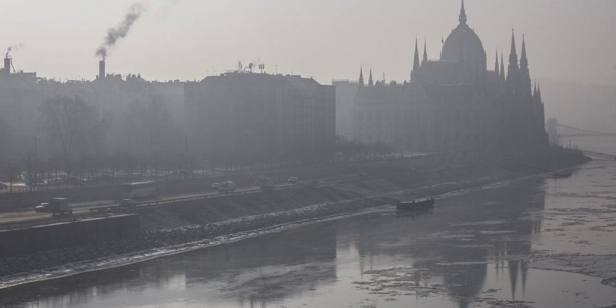 A fővárosban továbbra is fenntartják a szmogriadó tájékoztatási fokozatát. . A Parlament épülete szmogban 2017. január 24-én. MT