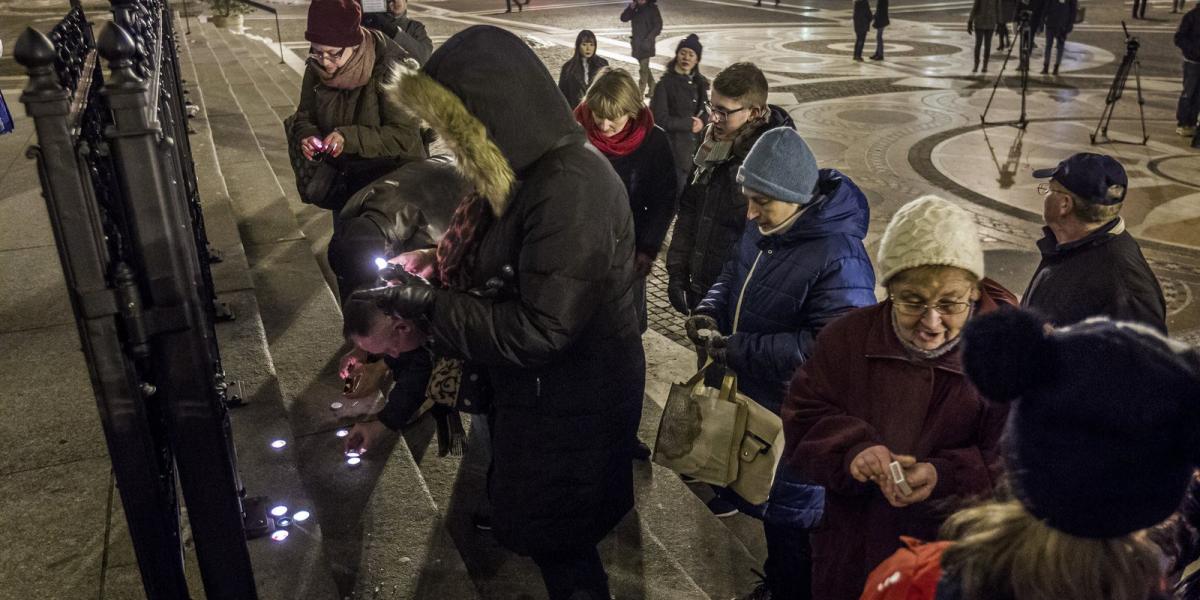 Együttérzők a veronai baleset áldozataira emlékeznek a Szent István-bazilika előtt 2017. január 30-án. MTI Fotó: Szigetváry Zsol