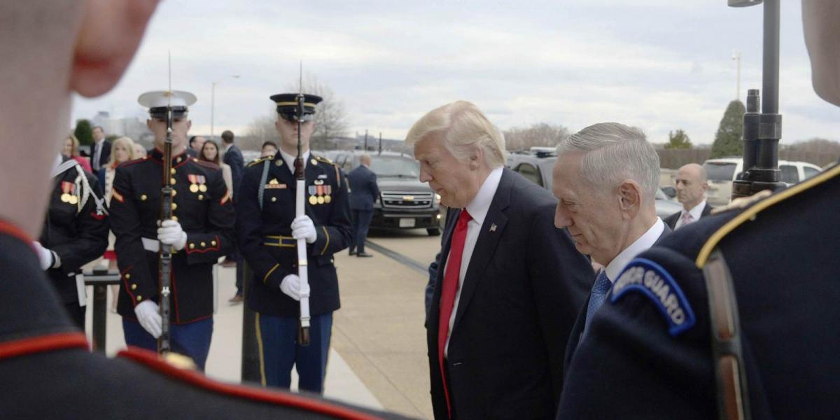 Donald Trump és James Mattis. Az új elnök egyik első útja a Pentagonba vezetett FOTÓ: EUROPRESS/GETTY IMAGES/OLIVIER DOULIERY