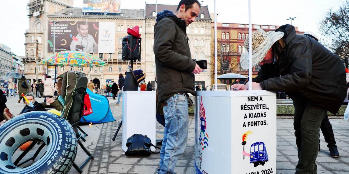 Kovács Gergely, az MKKP vezetője a Blaha Lujza téri standnál - Fotó: Molnár Ádám, Népszava 