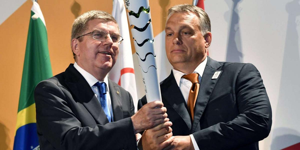 2016. augusztus 19.: Thomas Bach, a Nemzetközi Olimpiai Bizottság elnöke olimpiai fáklyát ajándékoz Orbán Viktornak a Rio de Jan