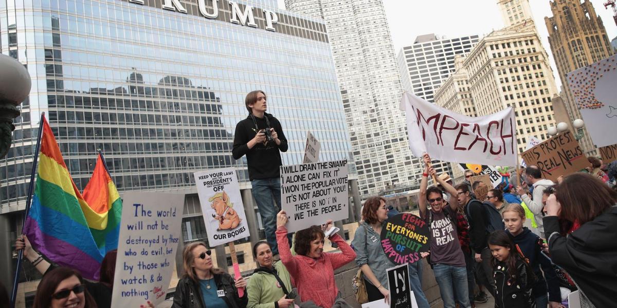 Chicagóban a Trump International hotel előtt tüntettek impeachmentet követelve FOTÓ: EUROPRESS/GETTY IMAGES/SCOTT OLSON