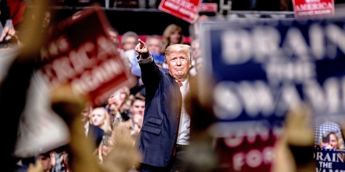 Donald Trump irányt mutat híveinek a nashville-i nagygyűlésen FOTO: EUROPRESS/GETTY IMAGES/ANDREA MORALES