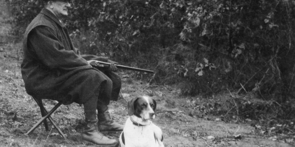 Vadász ült, hosszú méla lesben, közben egy pályaudvarról tehervonatok indultak... FOTÓ: EUROPRESS/GETTY IMAGES/HULTON ARCHIVE