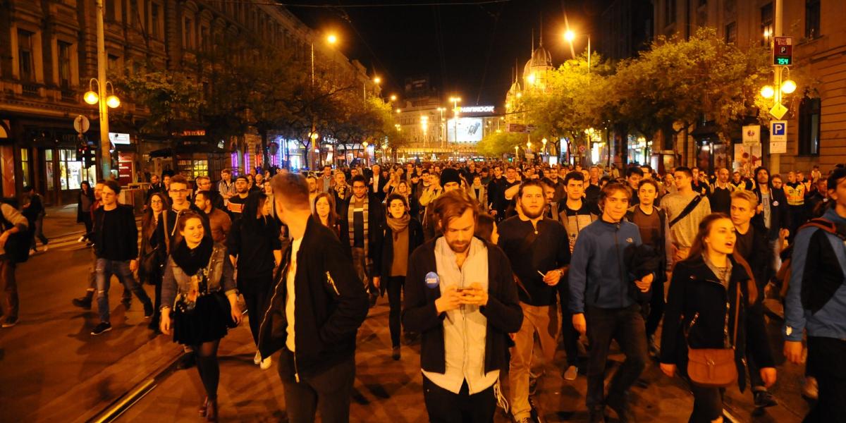 A vasárnapi tüntetők vonulnak a Nagykörúton FOTÓ: Molnár Ádám/Népszava