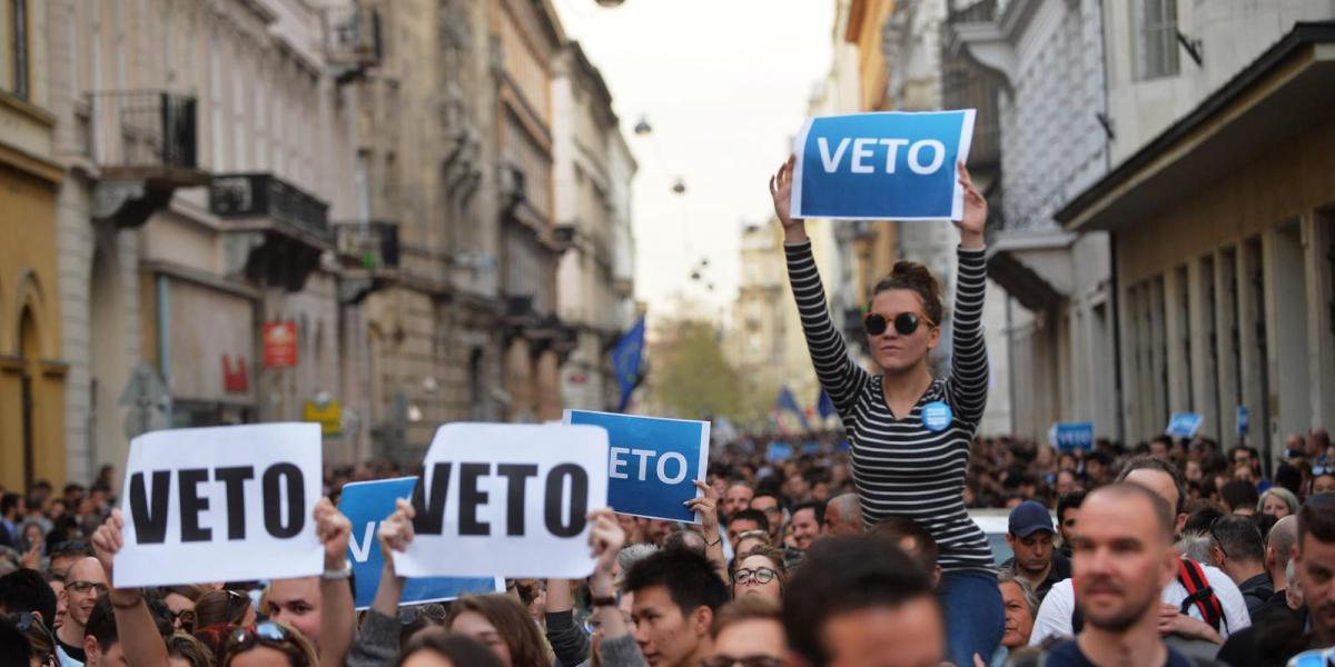 A lex CEU ellen tüntető tömeg a Nádor utcában április elején FOTÓ: Tóth Gergő/Népszava