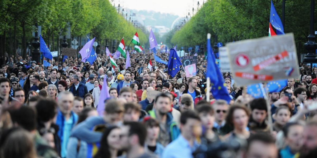 A tüntetők az Andrássy úton vonultak a Hősök teréről az Oktogonra FOTÓ: Molnár Ádám