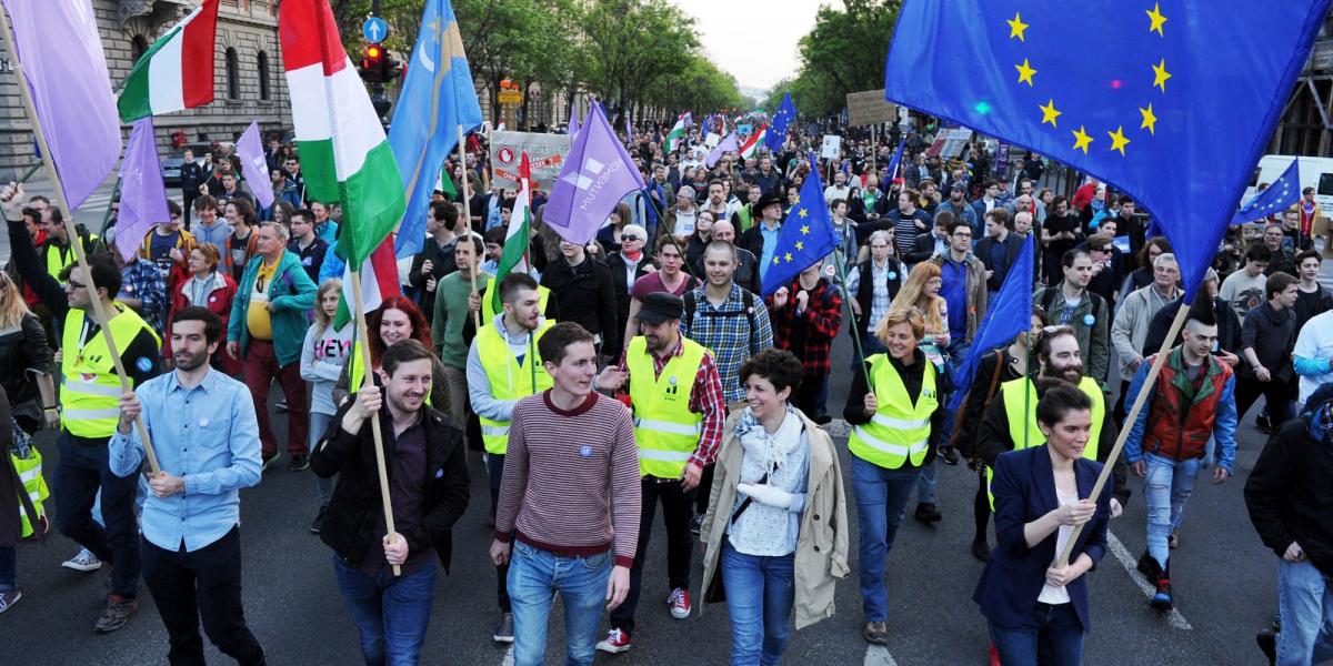 A Momentum Mozgalom Európához tartozunk! jelmondattal meghirdetett demonstrációja május 1-jén - Fotó: Népszava/Molnár Ádám