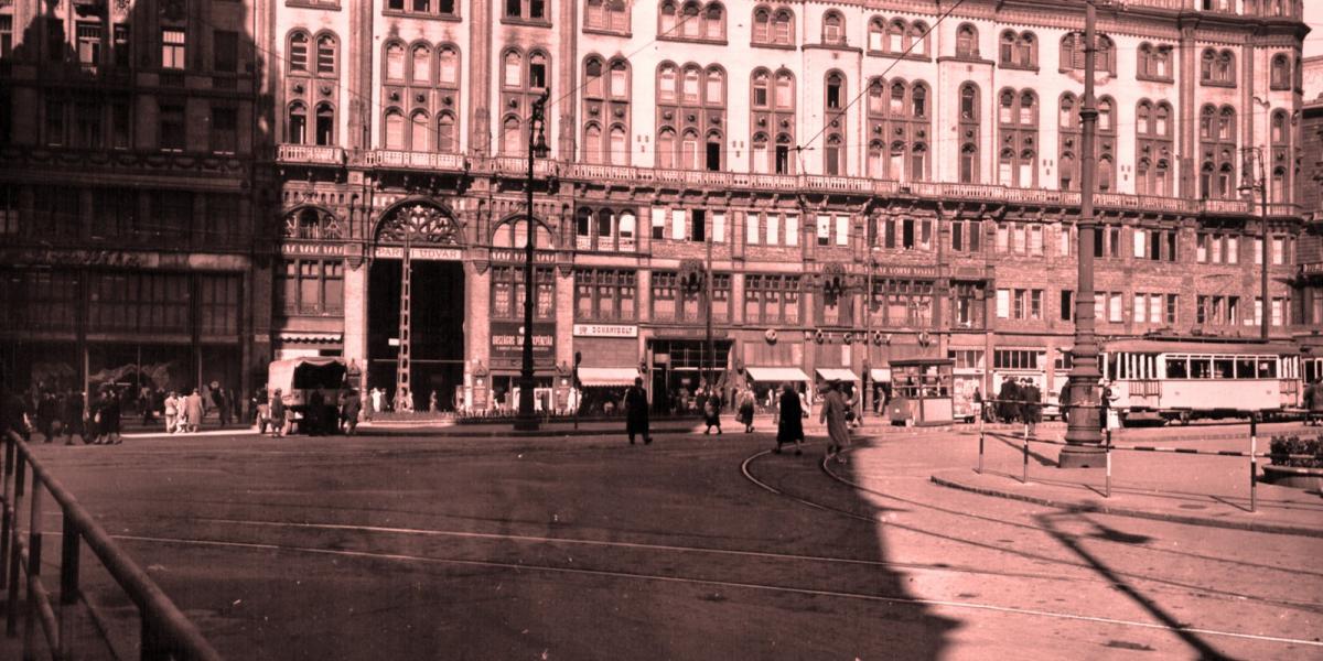 Fotó:  Ferenciek tere a Veres Pálné utca felől nézve, szemben a Párisi udvar épülete - Fortepan / Budapest Főváros Levéltára. Le