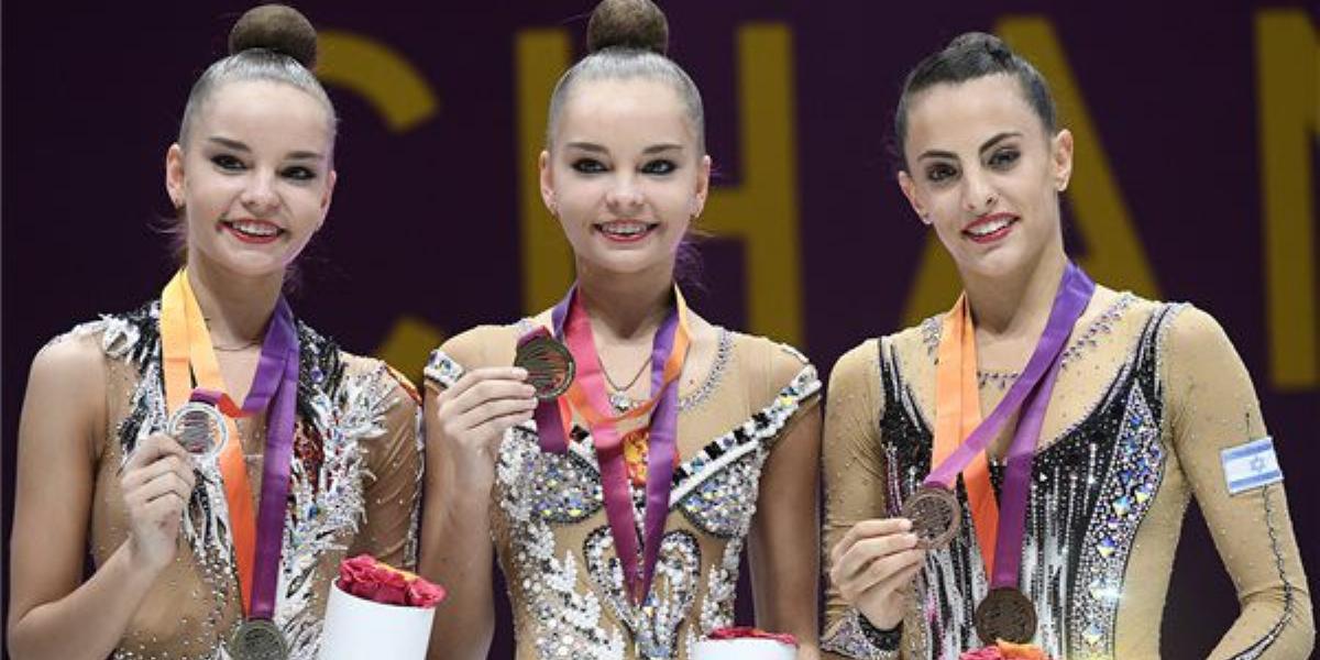 A győztes orosz Arina Averina (k), ikertestvére, a második helyezett Dina Averina (b) és a harmadik helyezett izraeli Linoy Ashr