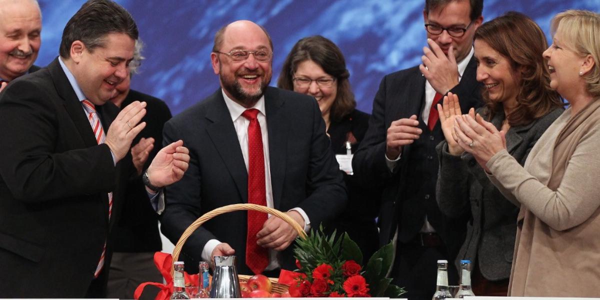 Martin Schulz német szociáldemokrata képviselők gyűrűjében. Vajon az EP elnöke bizottsági elnökké léphet elő?
FOTÓ: EUROPRESS/GE