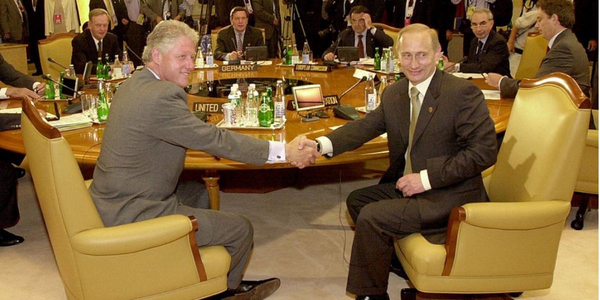 Bill Clinton és Vlagyimir Putyin a G8-ak 2000-ben tartott csúcstalálkozóján. Fotó: Getty Images, Hulton archiv