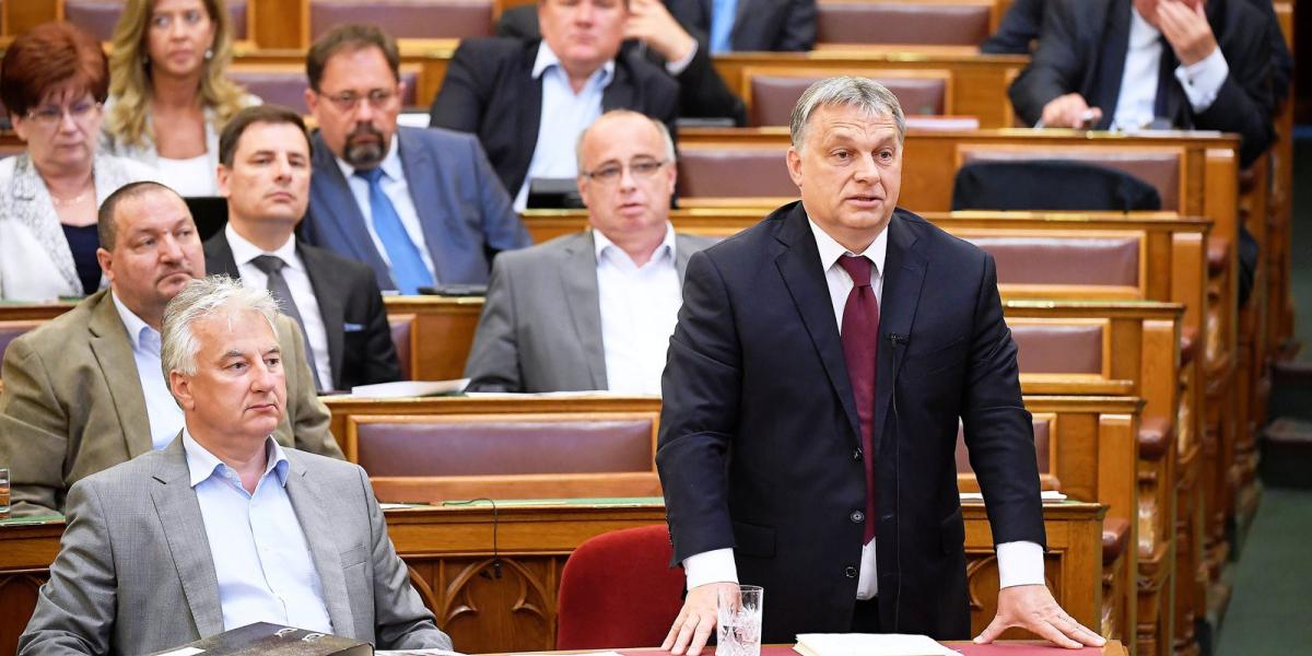 Orbán Viktor válaszol az MSZP-s képviselő kérdésére, mellette Semjén Zsolt MTI Fotó: Kovács Tamás