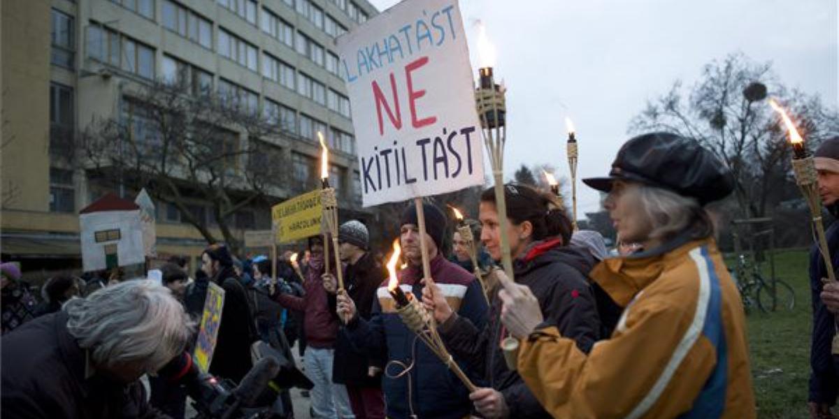 A Város mindenkié civil szervezet aktivistái a szabálysértési törvény ellen tiltakoznak Zárka helyett lakhatást elnevezésű demon