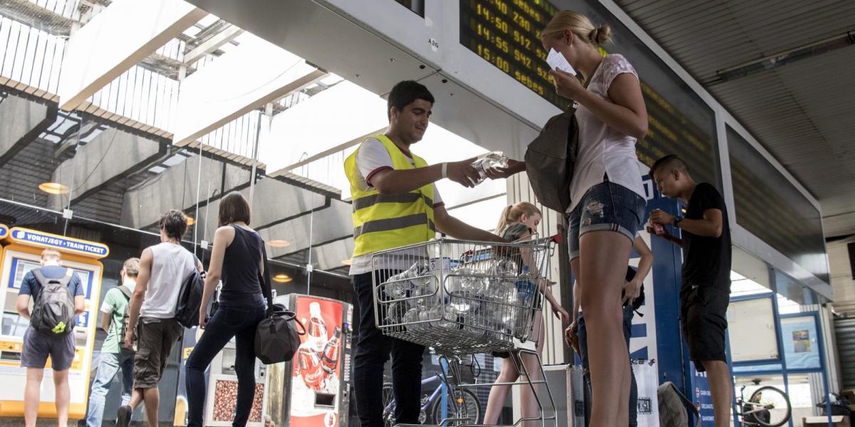 Vizet osztanak a Déli pályaudvarnál - MTI Fotó: Szigetváry Zsolt