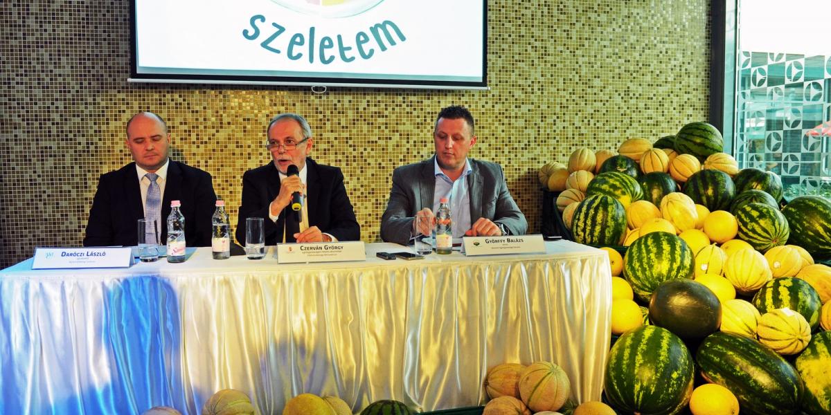 Daróczi László, az Agrármarketing Centrum vezetője, Czerván György az agrártárca államtitkára és Győffy Balázs agrárkamarai
elnö