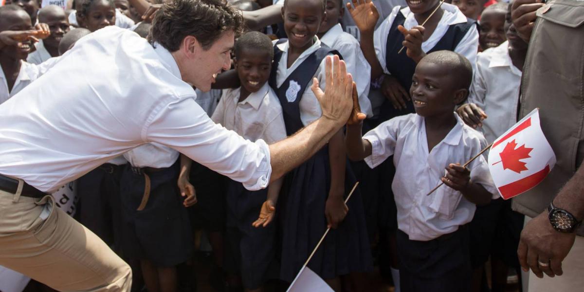 Kanadának ez jutott -Trudeau miniszterelnök Libéria fővárosában, Monroviában egy általános iskolában, ahol egy kanadai segítő pr