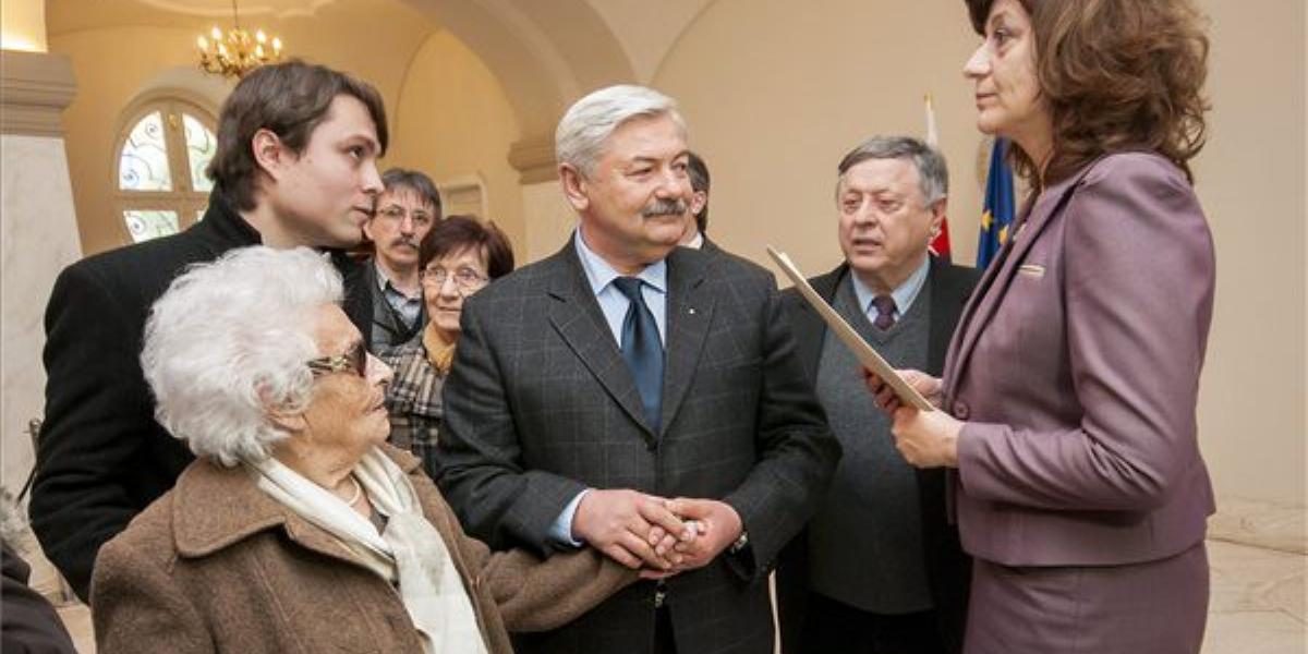 Tamás Ilonka (balra) és Lomnici Zoltán (középen) átadják a memorandumot. FOTÓ: MTI, Krizsán Csaba