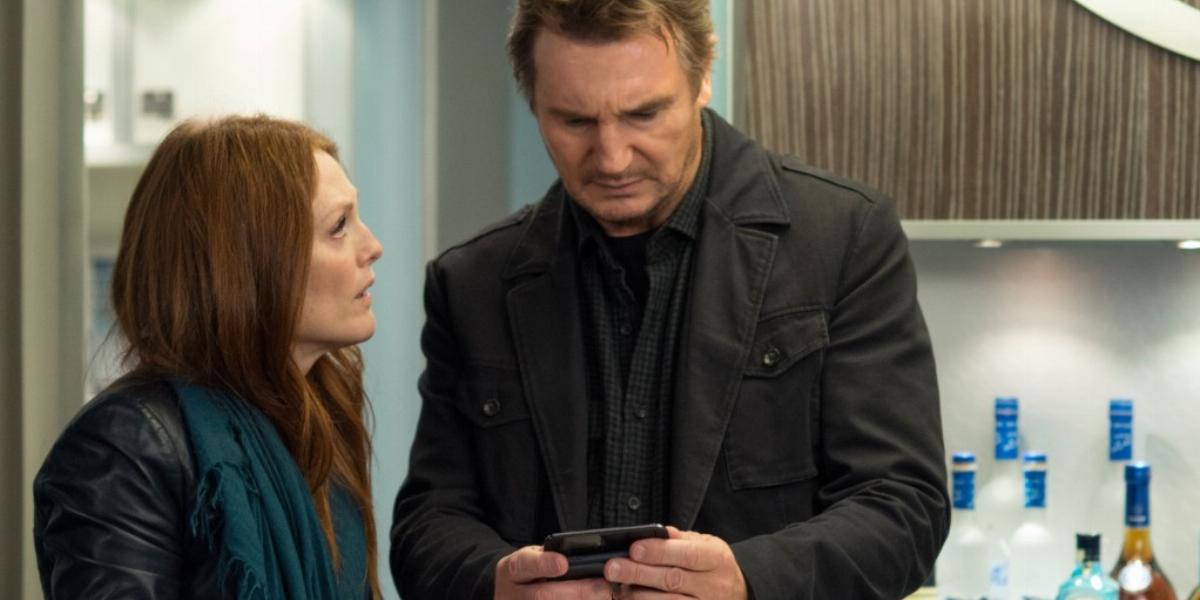 Julianne Moore és Liam Neeson a Non-stop című filmben a gyilkossággal zsaroló sms-t olvassák Forrás: Pro Video