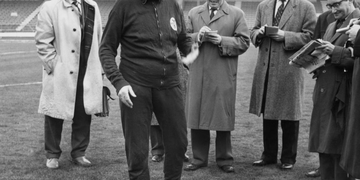 A Benfica edzője és menedzsere, Guttmann Béla újságíróknak mutatja a londoni White Hart Lane-en, 1962-ben, hogy a Tottenham Hots