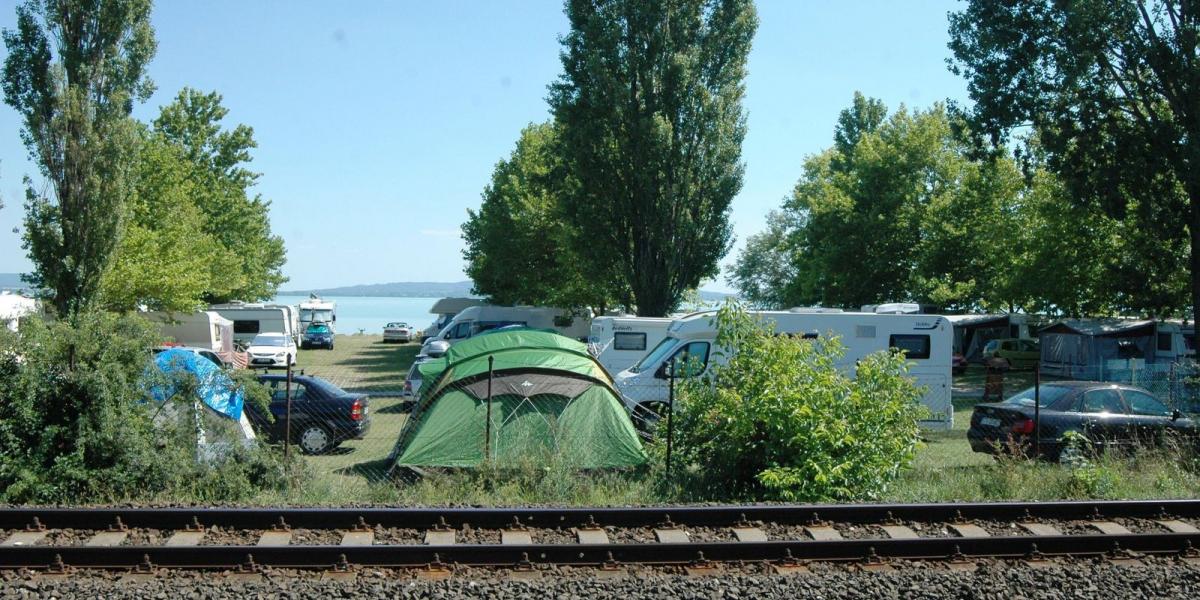 A Strand kemping Balatonakaliban, a vasút és a Balaton-part között, csaknem 4 hektáron A szerző felvételei