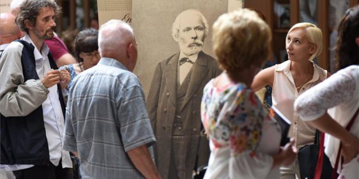 Az írótábor résztvevői a Petőfi Irodalmi Múzeum Jártam a jelenben, éltem a jövőben című kiállításán a Tokaji Ferenc Gimnázium au